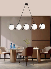 Lustra suspendata cu 5 globuri acril alb mat, structura metalica neagra, design liniar, montaj tavan, potrivita sufragerie moderna