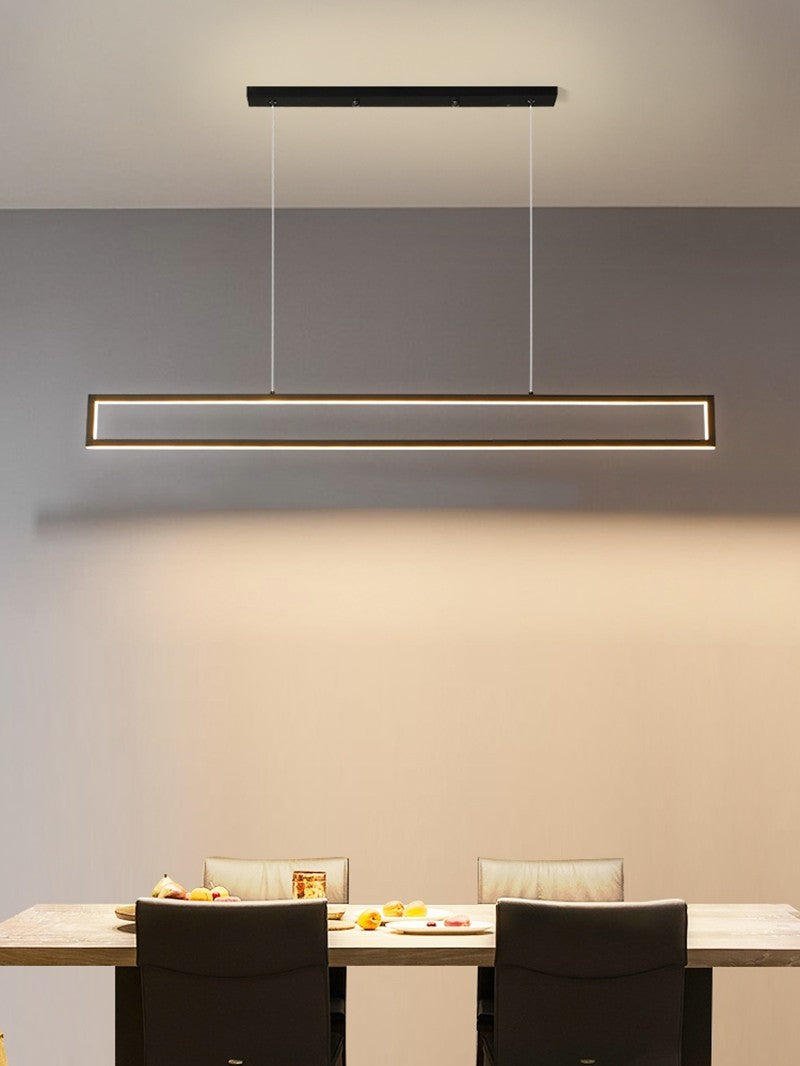 Lustra LED rectangulara suspendata cu lumina calda uniforma deasupra unui blat de masa lung