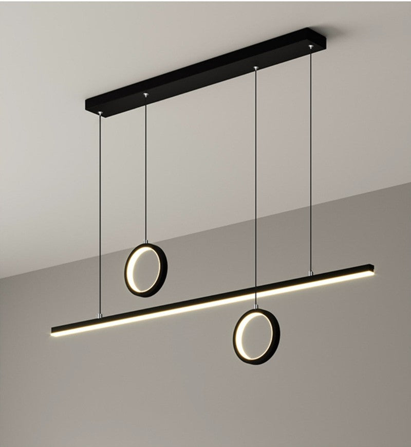 Lustra LED suspendata 52W cu bara liniara si doua inele negre, vedere frontala pe fond neutru