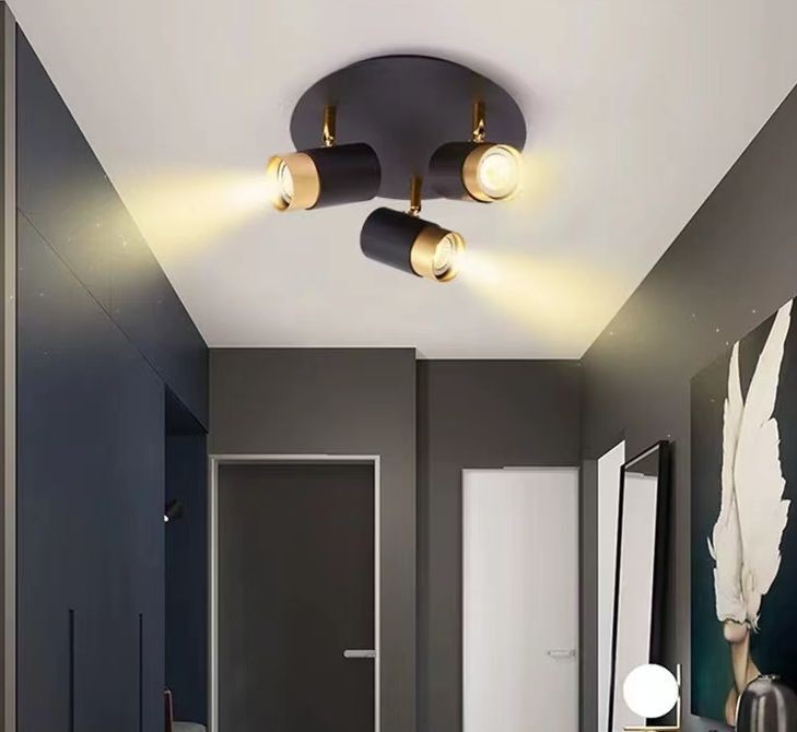 Spot LED tavan 16W cu 3 capete orientabile, lumina neutra 4000K, 900lm, design negru-auriu montat pe plafon