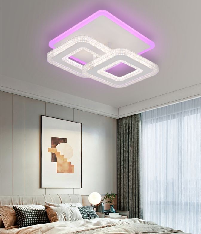 Lustra LED patrat cu retroiluminare RGB violet montata pe tavan intr-un dormitor modern
