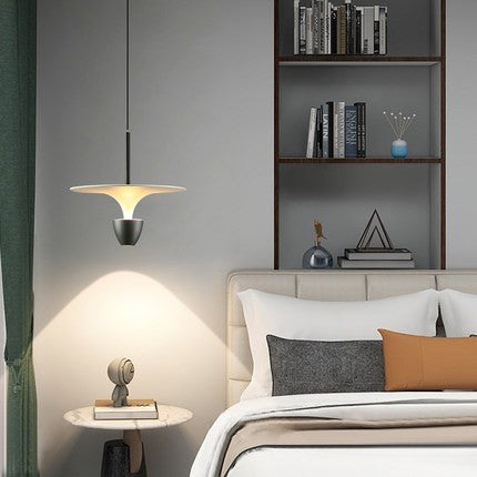 Lustra LED suspendata 10W lumina neutra 4000K, abajur disc din metal si acril, montaj deasupra noptierei in dormitor
