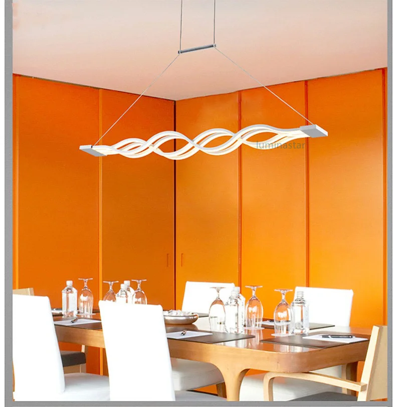 Lustra LED val alba suspendata deasupra mesei de conferinta, design modern cu telecomanda
