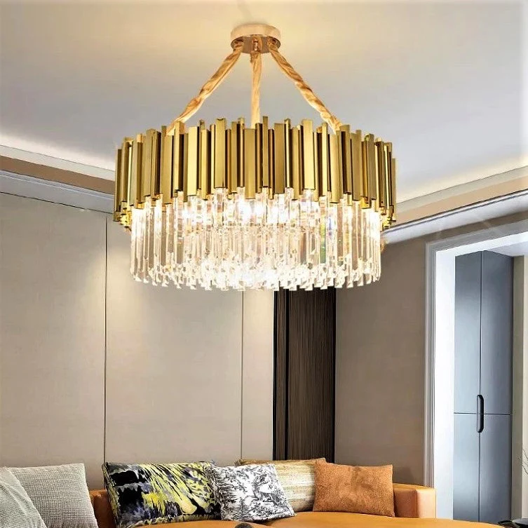 Candelabru cristal auriu suspendat in living modern, lant reglabil, iluminare calda E14