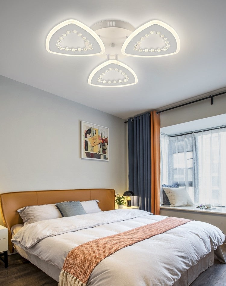 Plafoniera LED cu brate triunghiulare montata pe tavan in dormitor, iluminare uniforma 4500 lumeni