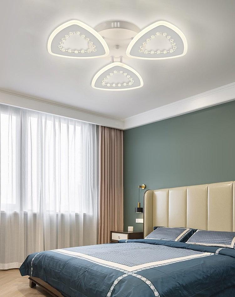 Plafoniera LED cu brate triunghiulare acrilice instalata in dormitor modern, temperatura culoare reglabila