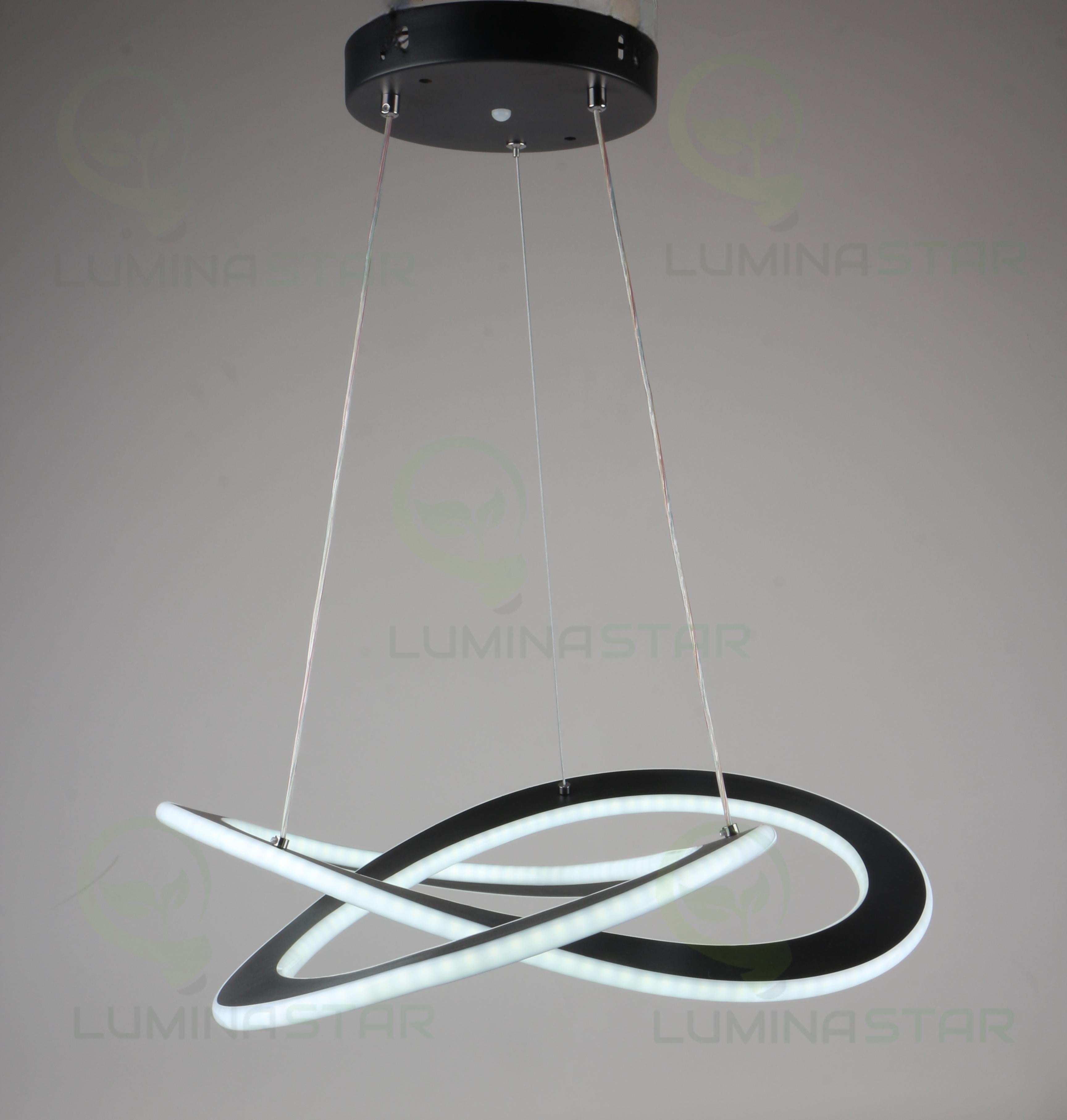 lustra LED suspendata 120W 6000 lumeni, forma entrelacata din metal negru si acril, lumina rece reglabila
