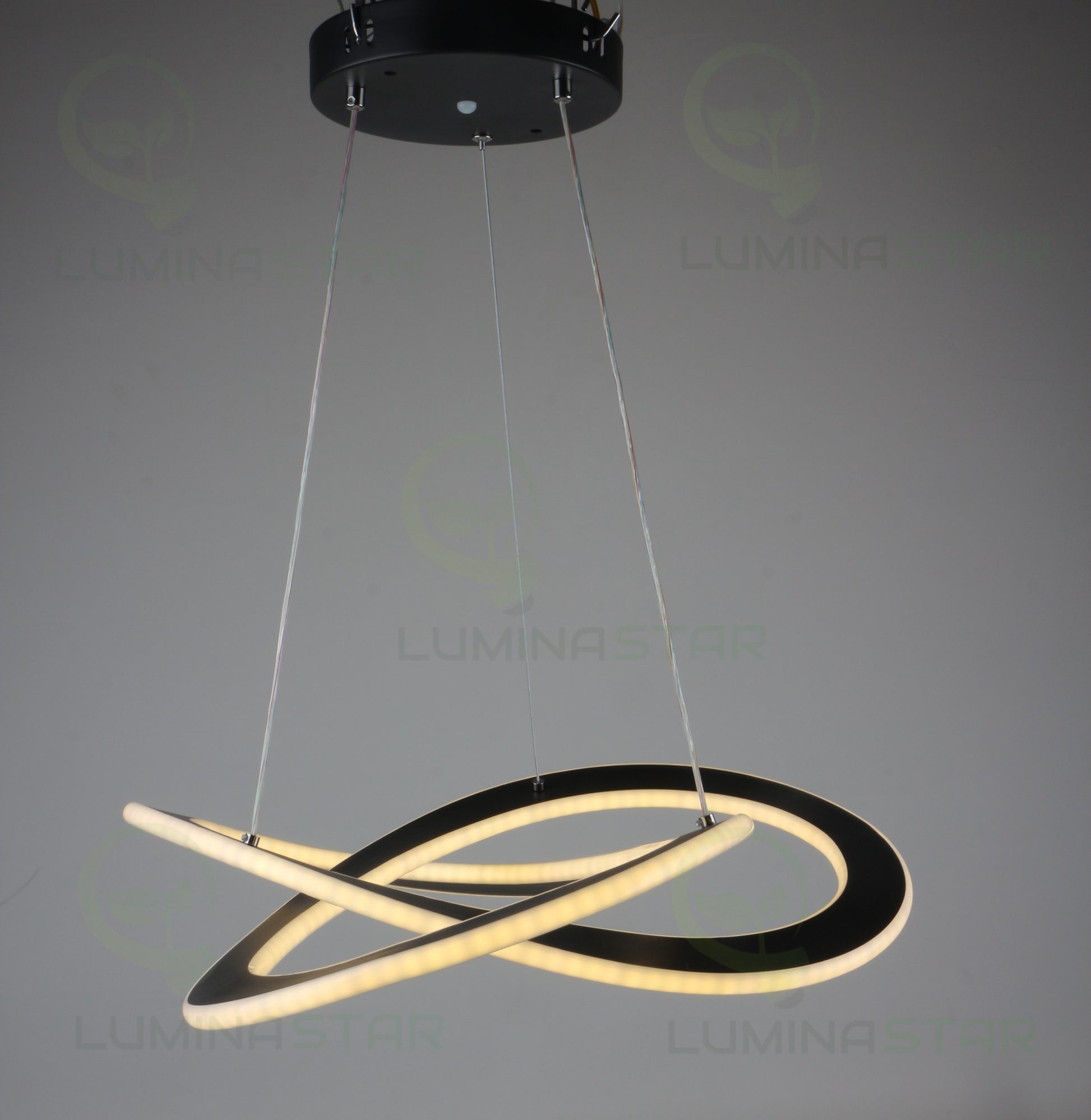 lustra LED suspendata cu lumina calda 3000K, forma entrelacata din metal negru, intensitate reglabila