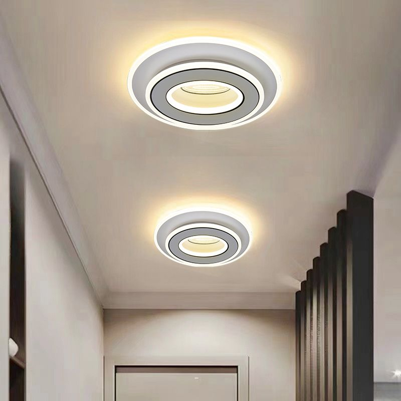 Plafoniera LED rotunda cu iluminare dublu inel, instalata pe tavan hol, lumina calda uniforma