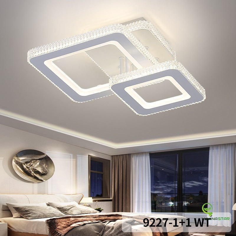 Lustra LED de tavan 122W, design geometric dublu cu insertii cristal, montata in dormitor modern