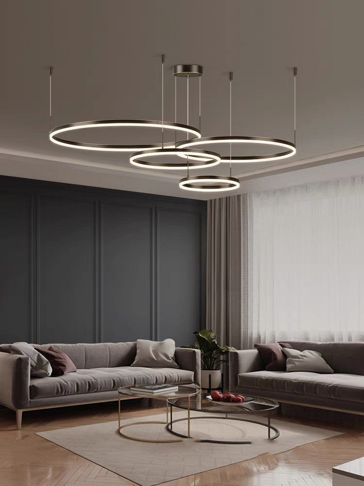 Lustra LED cu 4 inele negre suspendate asimetric, 9800 lumeni, montata in living modern