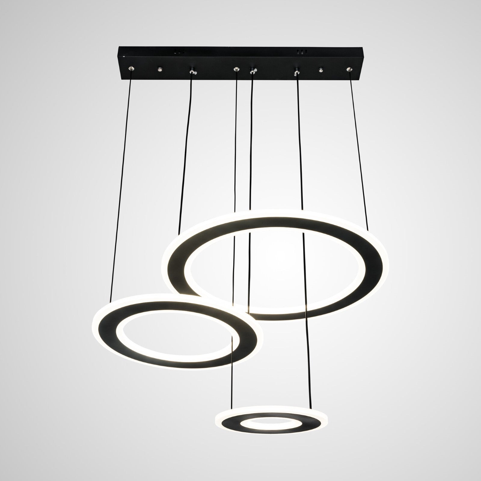 Lustra LED suspendata 74W cu 3 inele circulare negre, lumina reglabila 3000K-6500K, telecomanda WiFi 2.4G