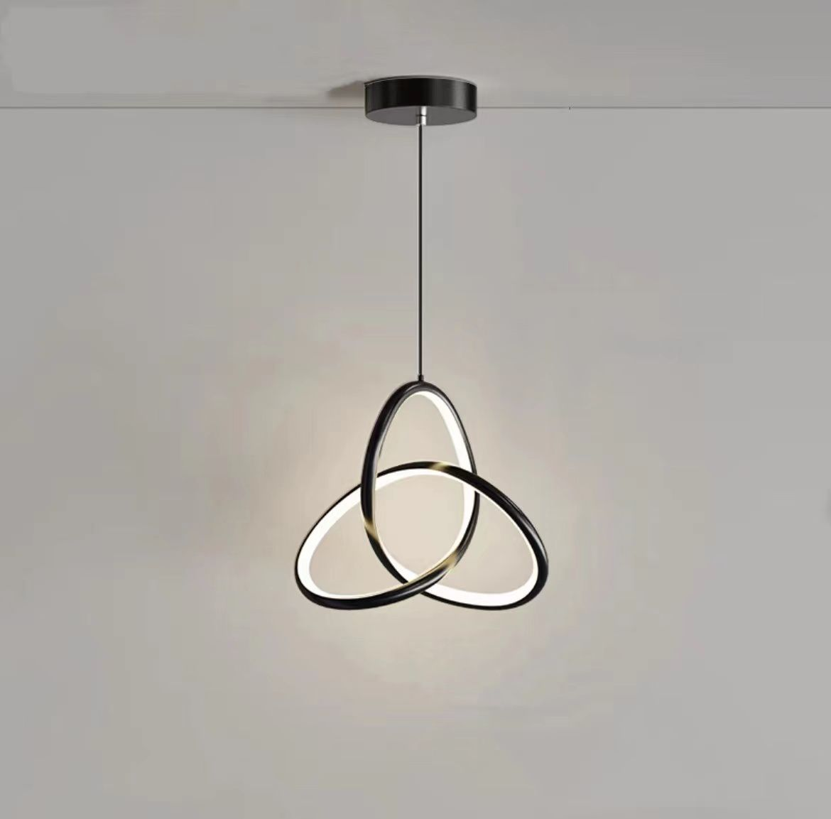 Lustra LED suspendata 20W, design trifoi negru mat, lumina calda, montaj tavan interior