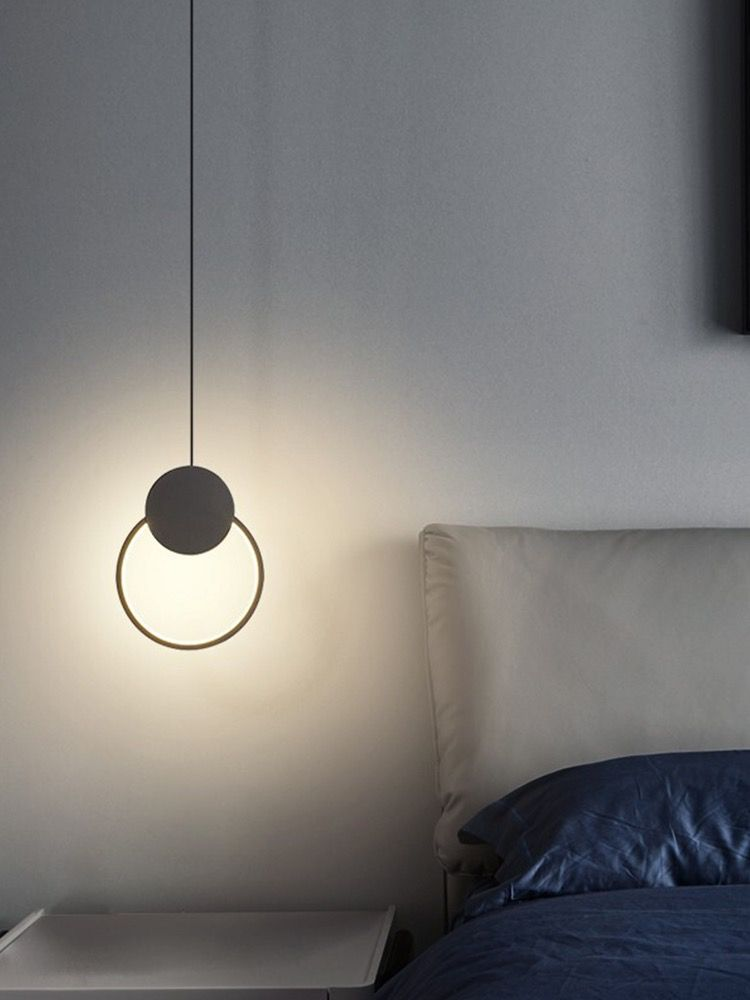 Lustru LED 12W suspendat langa pat, inel metalic auriu cu sfera neagra, lumina calda 3000K