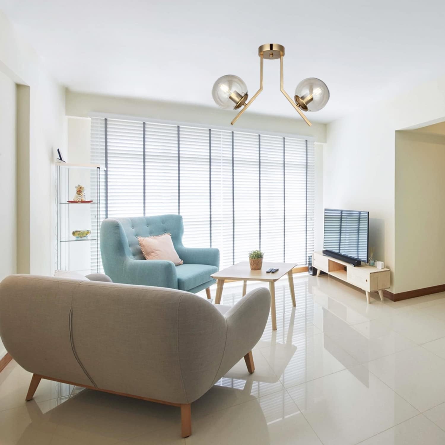 Plafoniera semiplafon aurie cu globuri fumurii montata in living modern, aspect decorativ mid-century