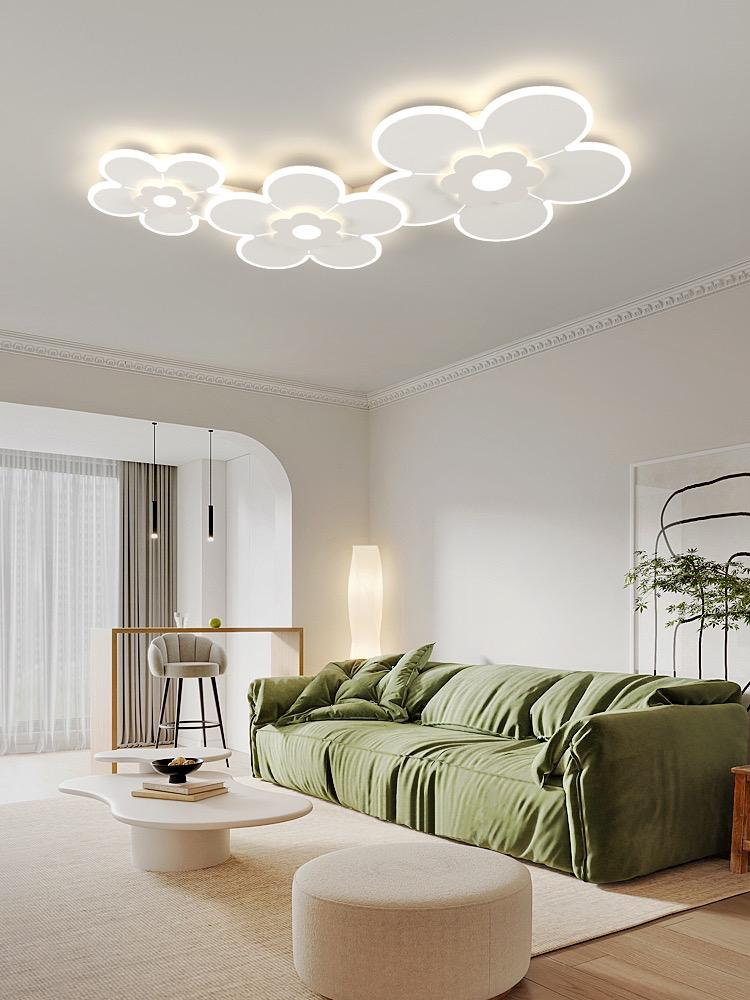Lustra LED florala alba in sufragerie cu canapea verde, efect lumina indirecta pe tavan