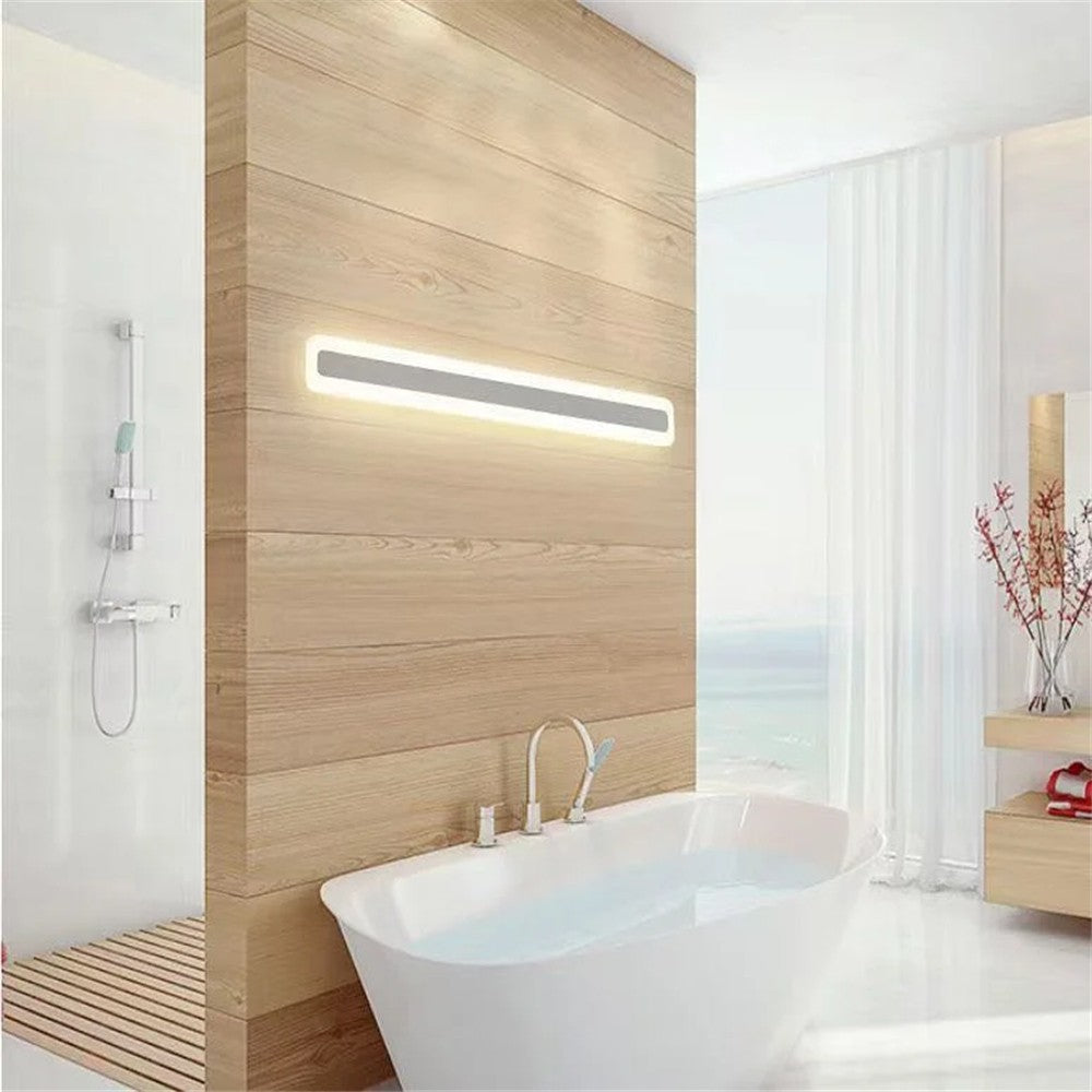 Aplica LED bar montata pe perete in baie, lumina calda uniforma, profil subtire alb, deasupra cazii
