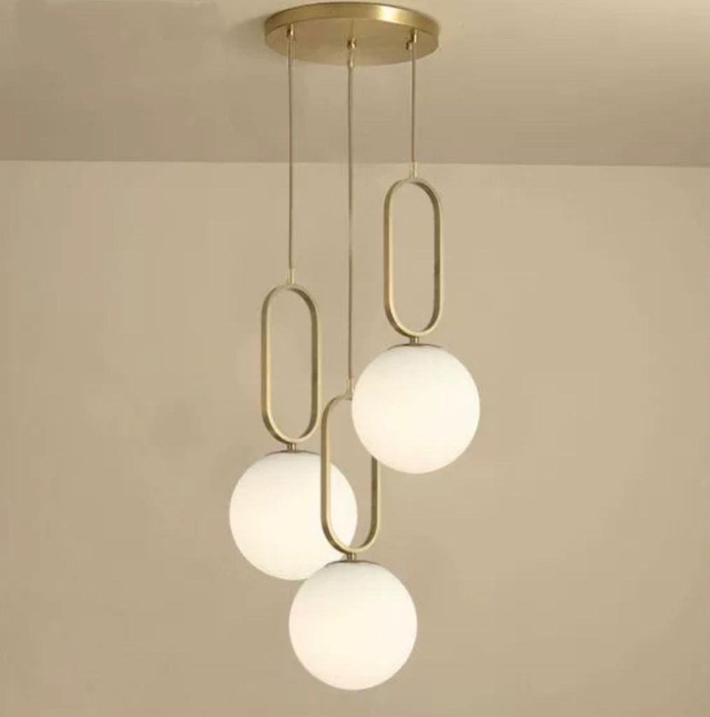 Lustra suspendata 3 globuri opalescente, suport cupru auriu, inel oval decorativ, soclu E27, montaj tavan interior