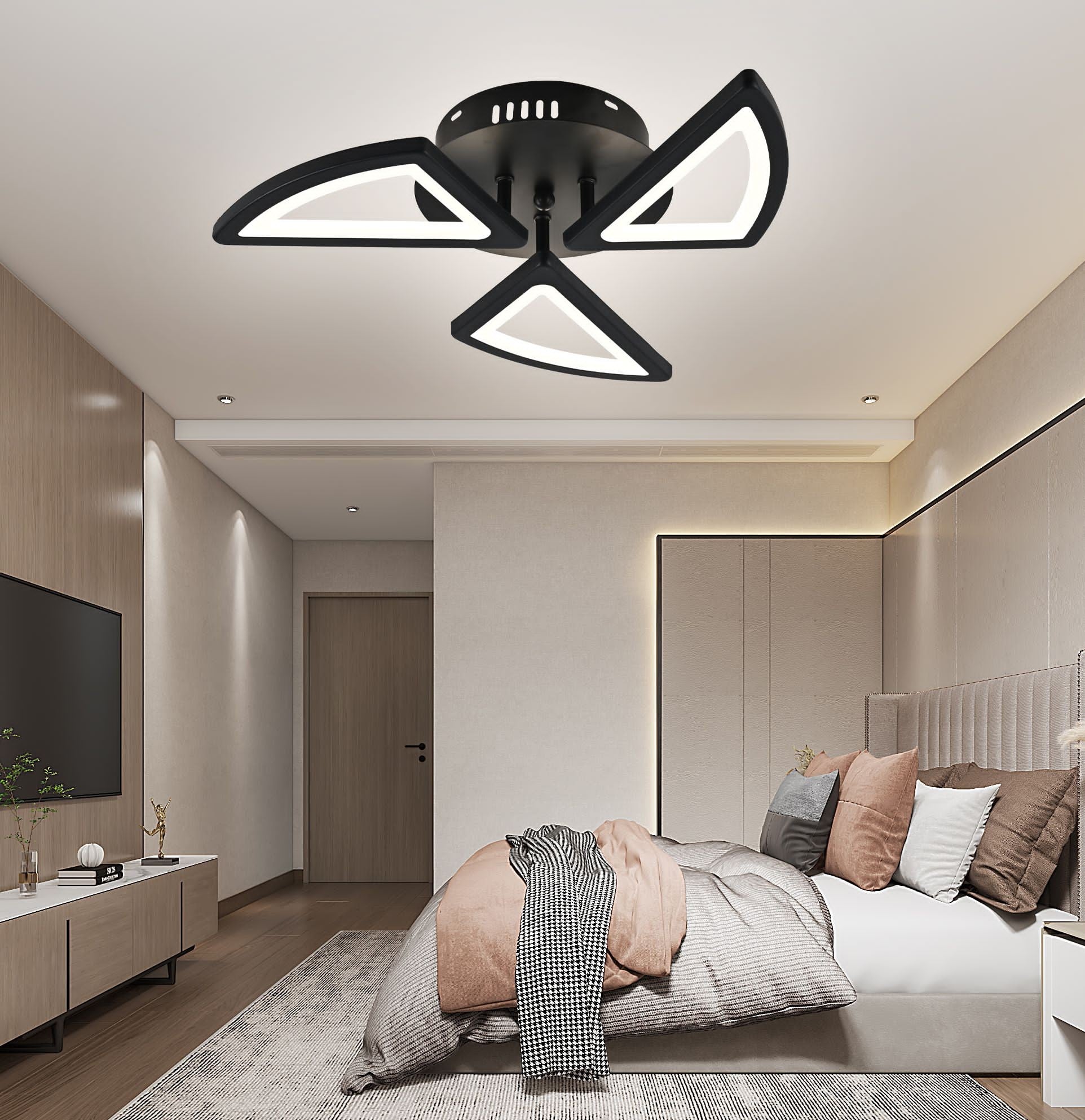 Plafoniera LED cu brate triunghiulare negra, montata pe tavan in dormitor modern