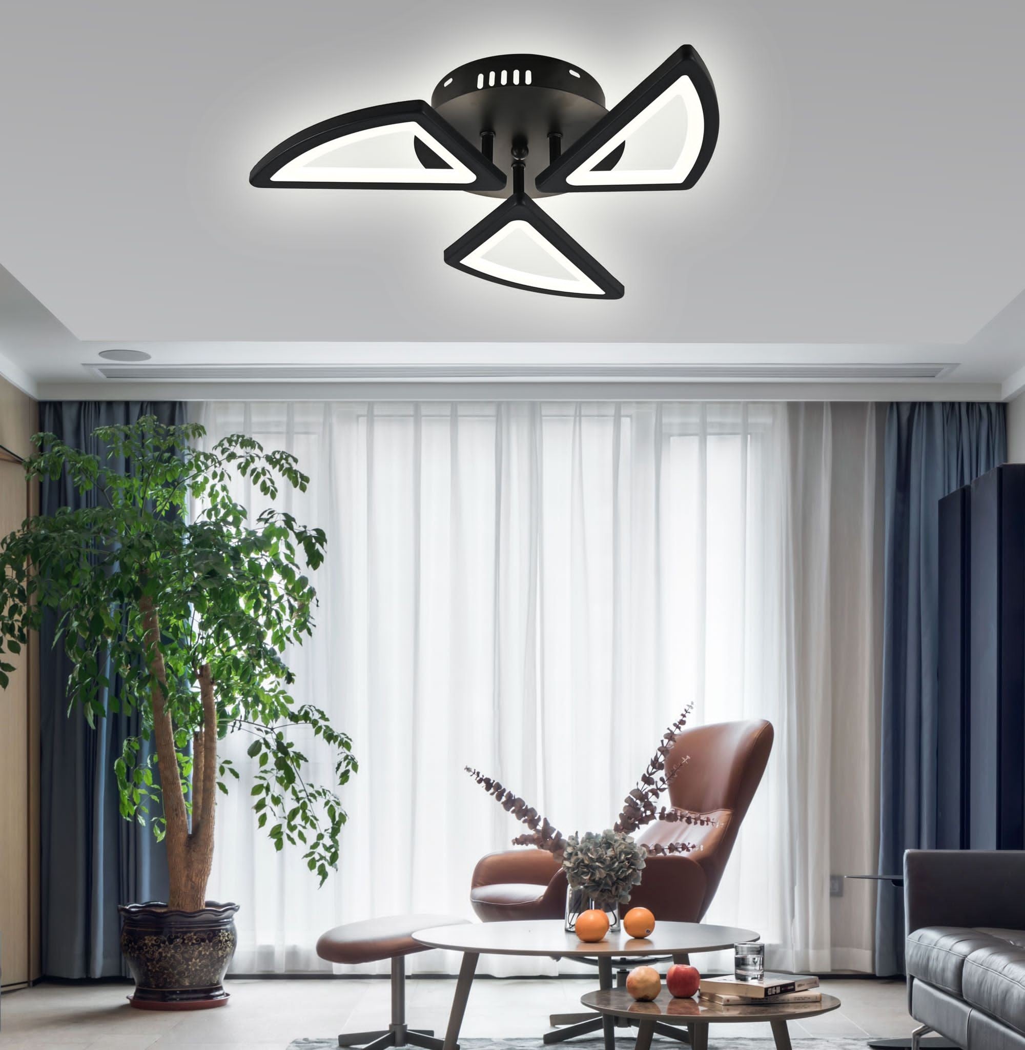 Plafoniera LED neagra cu design geometric, iluminand un living spatios cu lumina alba