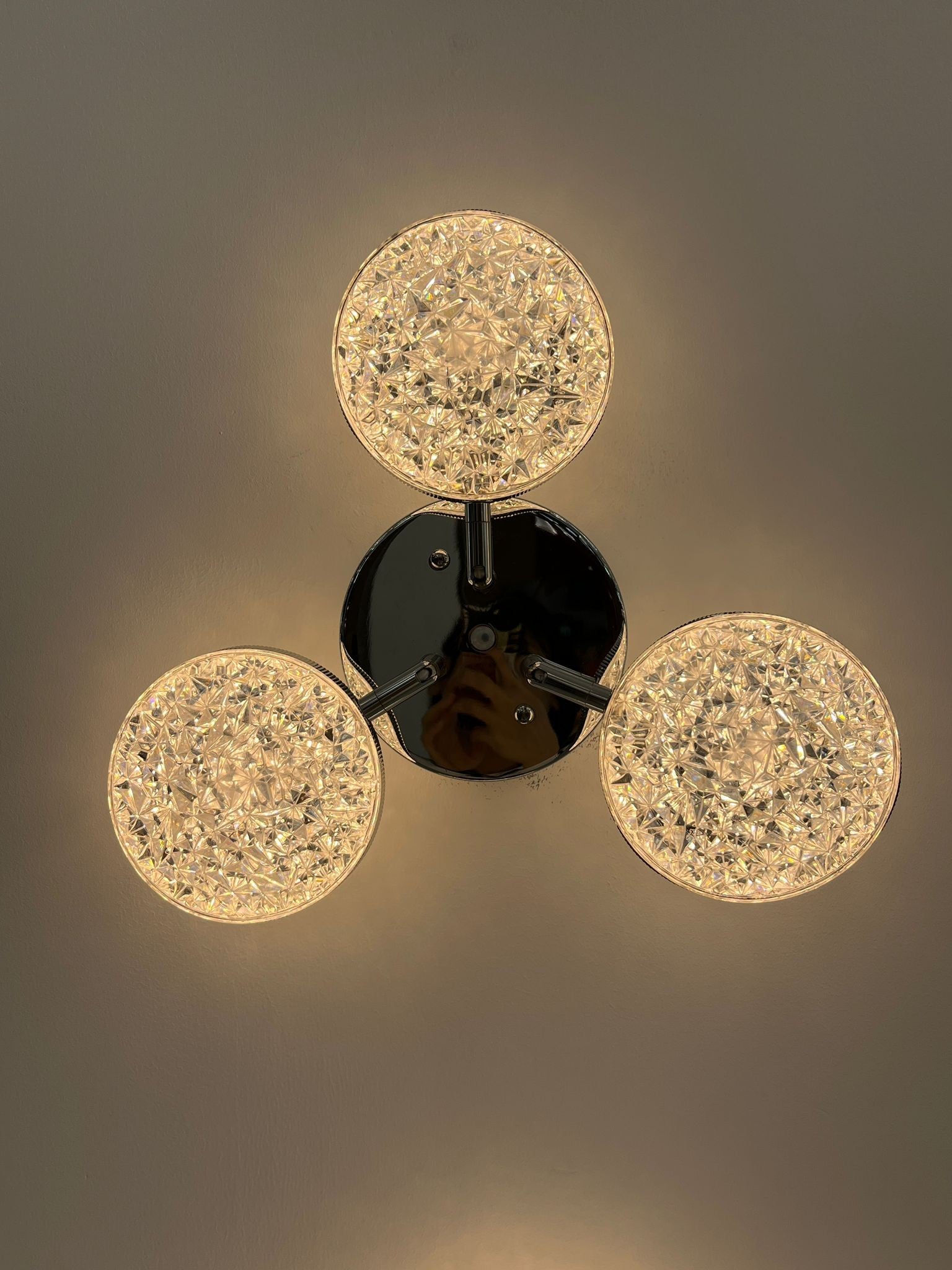 Lustra LED tavan cu abajururi acrilice fatete, efect cristal aprins, vedere de jos cu baza crom