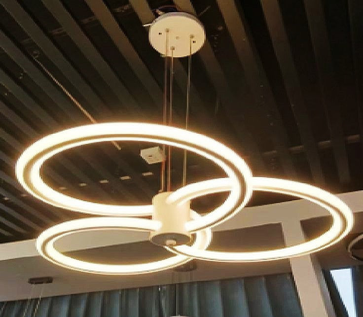 Lustra LED suspendata cu 3 inele, 186W, 9000 lumeni, lumina calda reglabila, montaj tavan