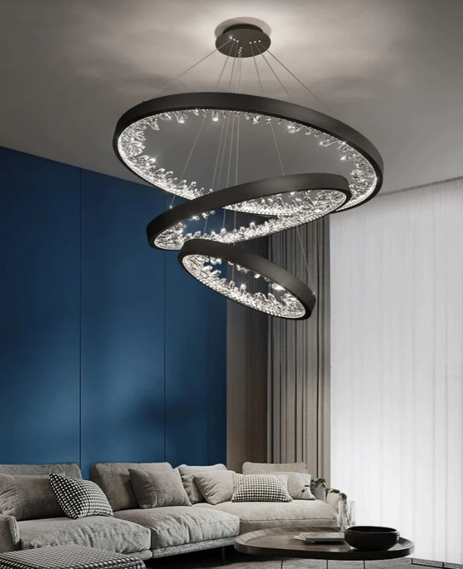 Lustra LED 226W cu trei inele de cristal acrilic, rama neagra, 12000 lm, telecomanda WiFi, suspendata in living