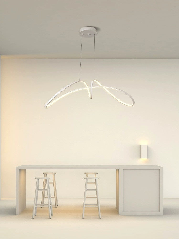 Lustra LED cu curbe duble suspendata deasupra unui bar de bucatarie lumina calda ambientala