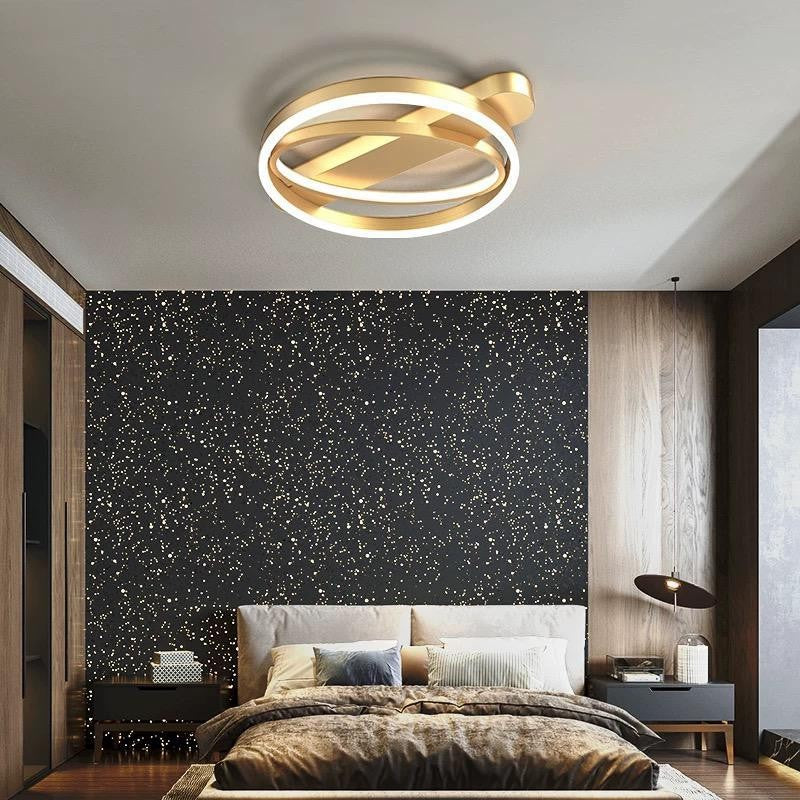 Plafoniera LED 120W aurie cu doua cercuri, montata pe tavan in dormitor modern, lumina calda