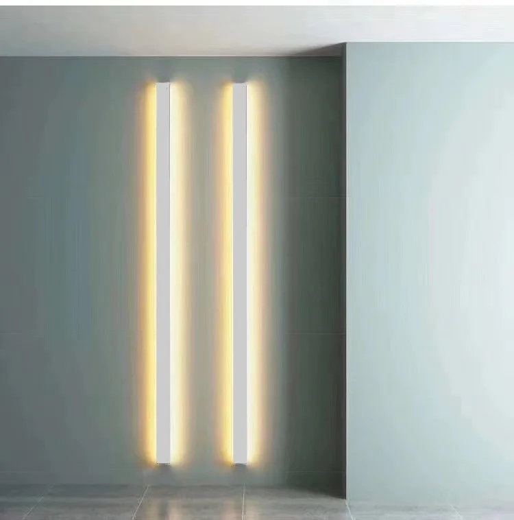 Aplice LED bar liniare montate vertical pe perete, efect ambiental elegant in spatiu contemporan