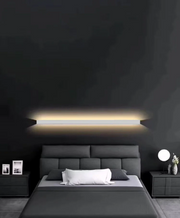 Aplica LED bar 150cm 15W lumina neutra 4000K, montata pe perete deasupra patului intr-un dormitor modern