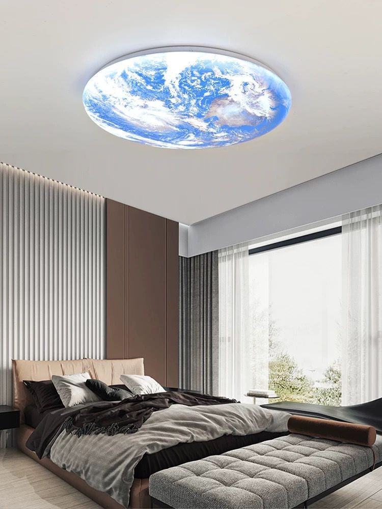 Plafoniera LED rotunda cu motiv Pamant instalata pe tavan, iluminat decorativ dormitor spatios