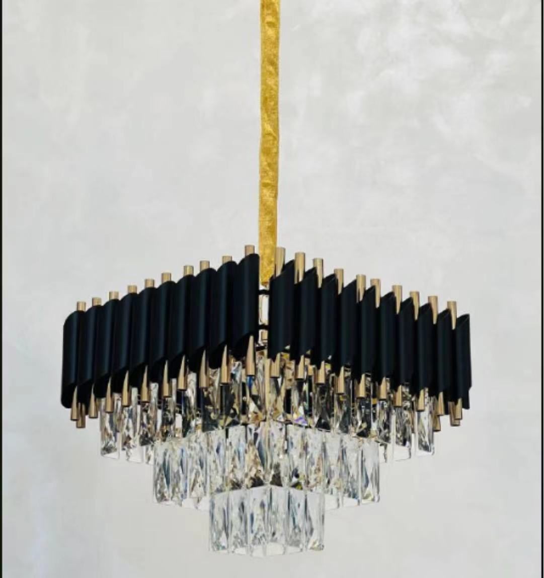 Candelabru negru mat cu cristale fatetate si accente aurii, 5xE14, design pe trei niveluri, diametru 50 cm