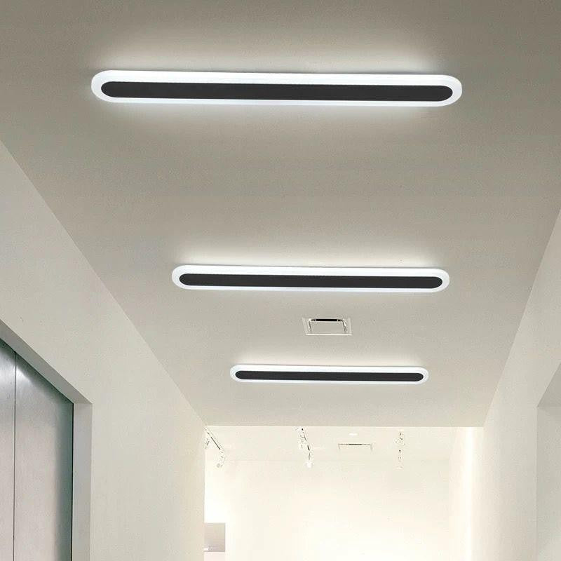 Lustra LED bar liniara montata pe tavan in hol, profil subtire, lumina uniforma, aspect modern