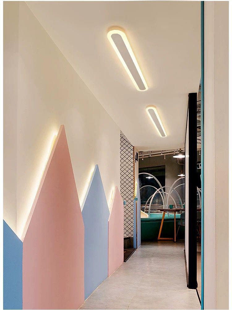 Aplica LED bar montata pe tavan in coridor colorat, lumina calda uniforma, profil subtire