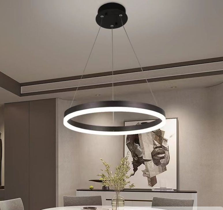 Lustra LED ring suspendata deasupra mesei de dining, lumina calda, design minimalist maro