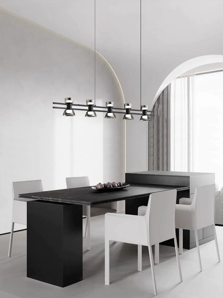 Lustra LED liniara suspendata deasupra mesei de dining in interior minimalist contemporan