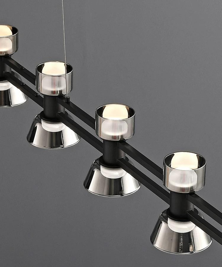 Lustra LED pendul, vedere de aproape cu multiple abajururi crom pe bara dubla neagra