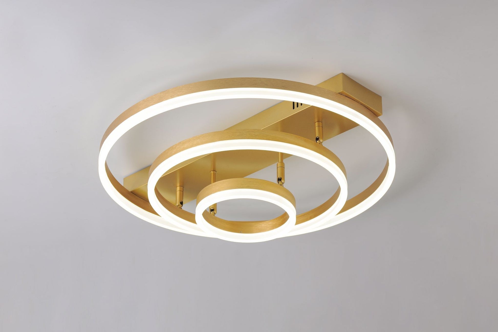 Eticheta energetica clasa G, consum 160 kWh/1000h, plafoniera LED triplu inel
