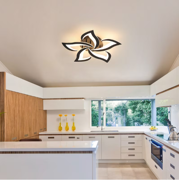 Plafoniera LED cu design floral in bucatarie moderna, lumina neutra uniforma pe tavan