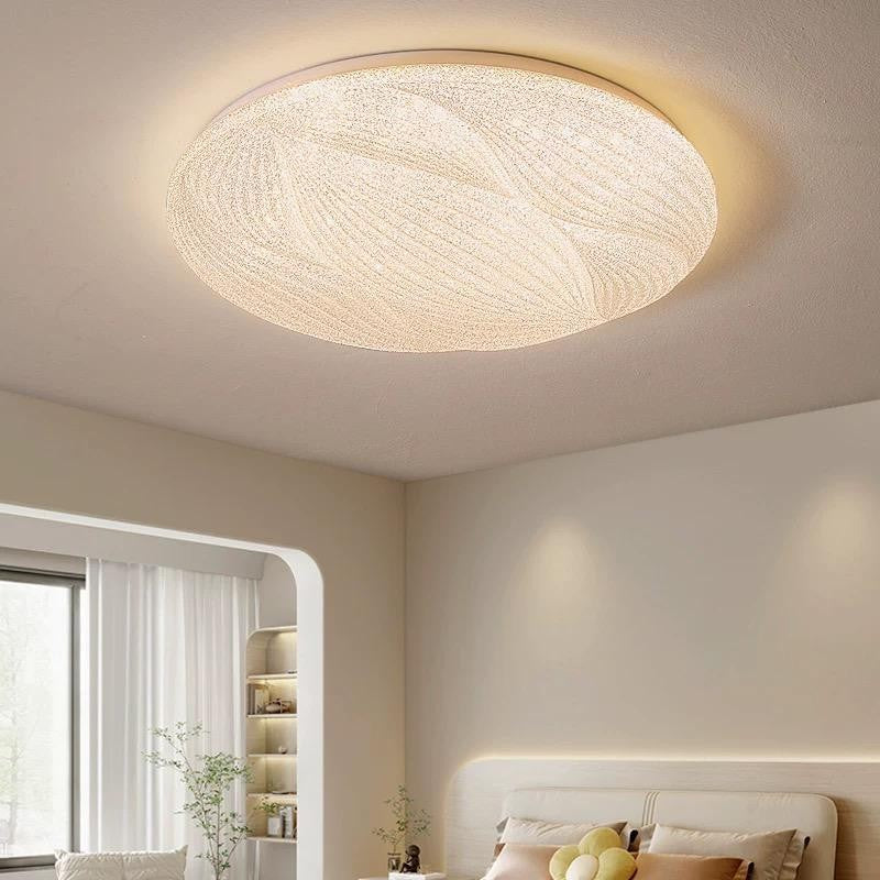 Plafoniera LED rotunda 30W montata pe tavan in dormitor, abajur acril cu textura decorativa