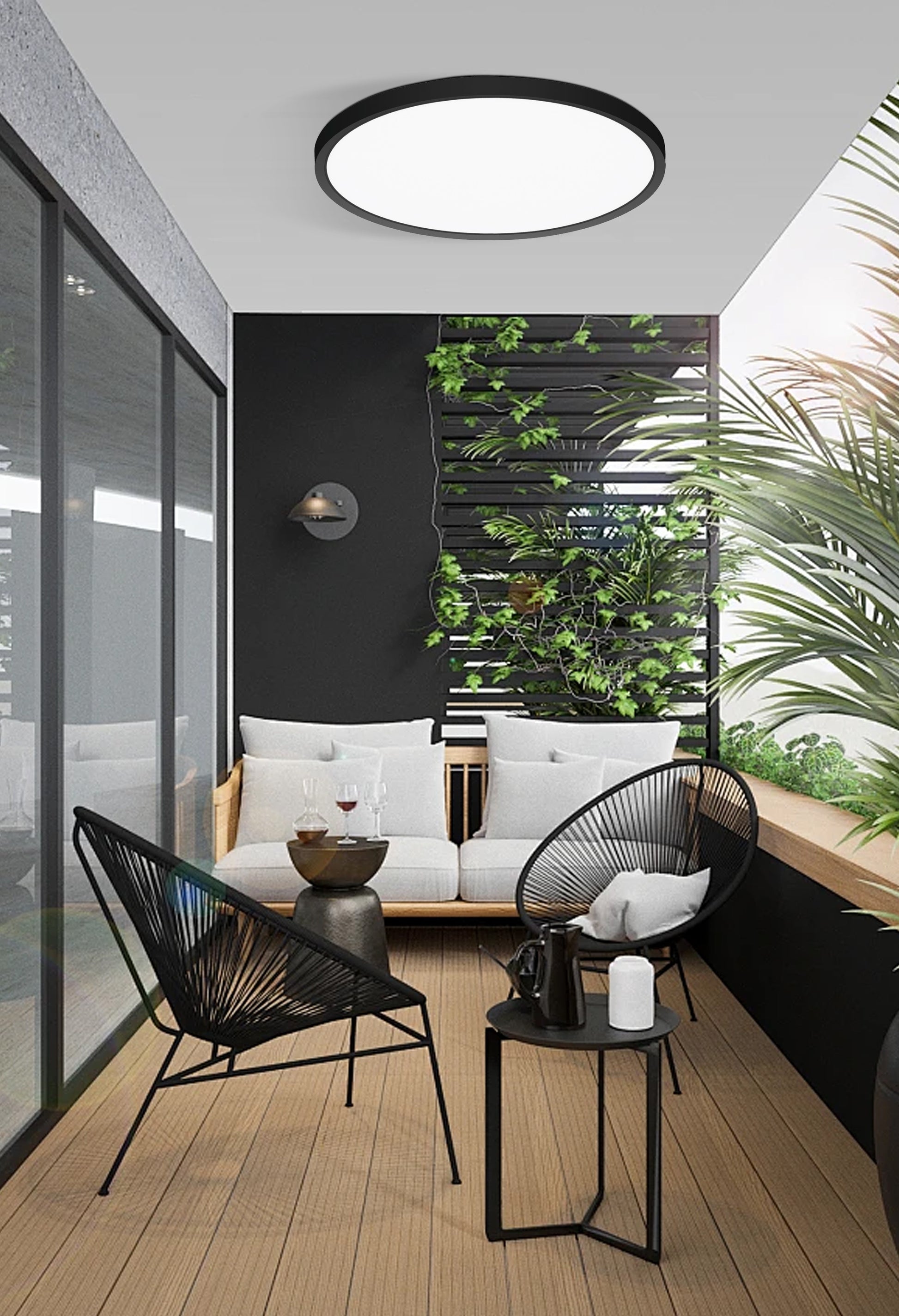 Plafoniera LED rotunda IP44 cu rama neagra montata pe tavan de balcon acoperit, spatiu exterior amenajat