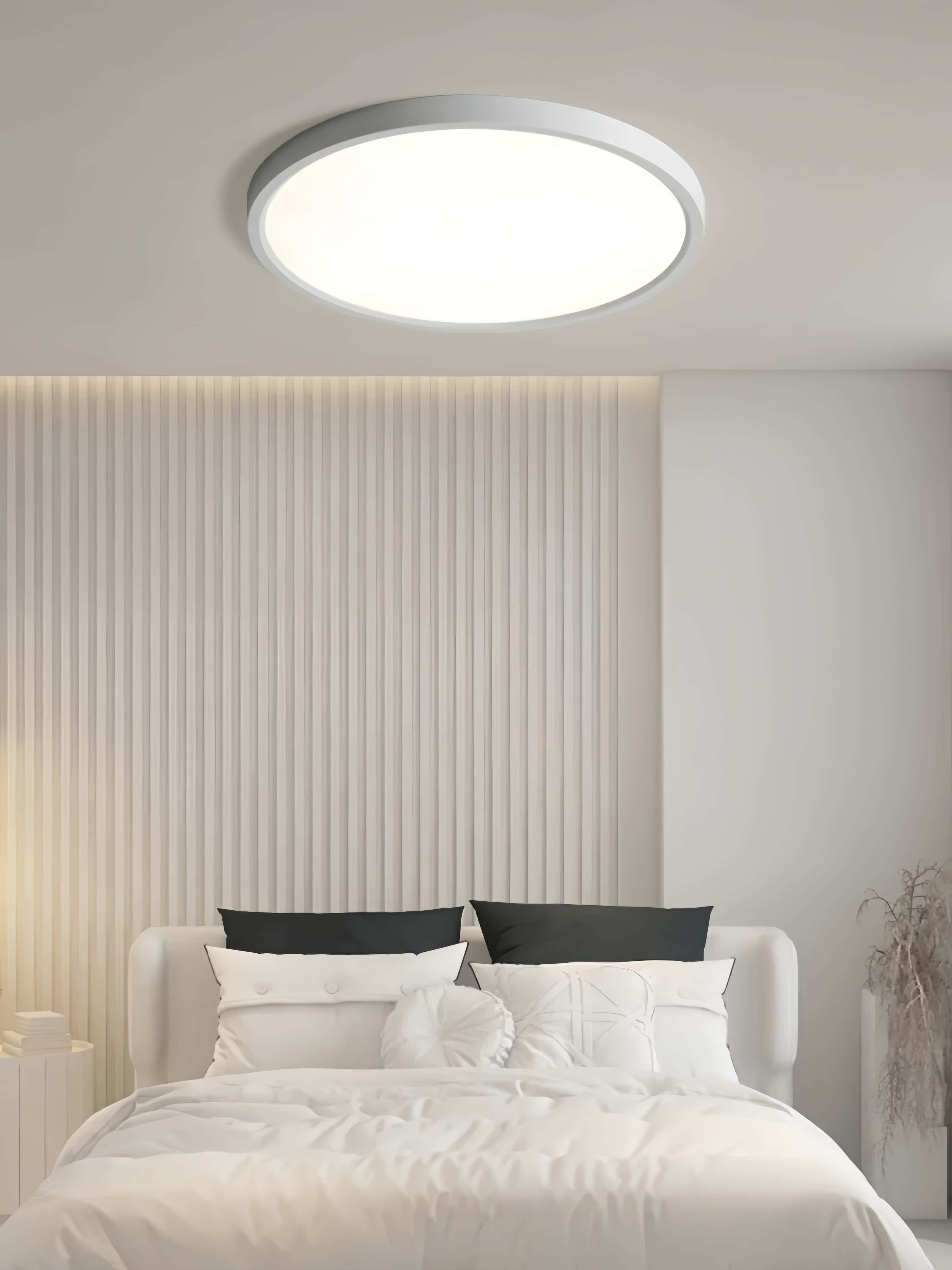 Plafoniera LED ultra slim 40W 6500K IP44, diametru 40cm, montata pe tavan in dormitor modern