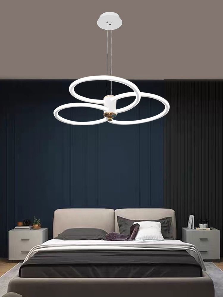 Lustra LED cu 3 inele suspendata deasupra patului, design modern pentru dormitor