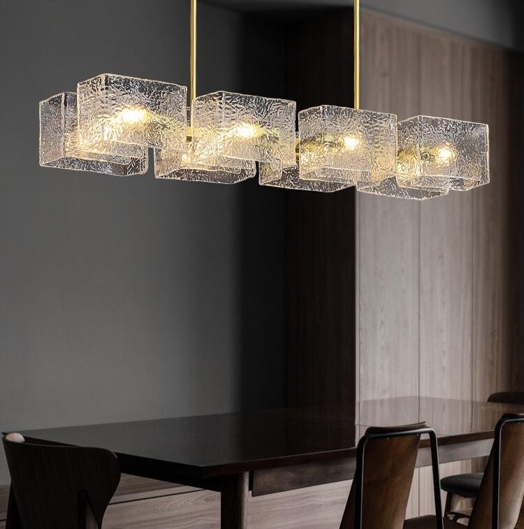 Lustra liniara cu cuburi din sticla tip valuri, montata deasupra mesei de dining, bara metalica aurie