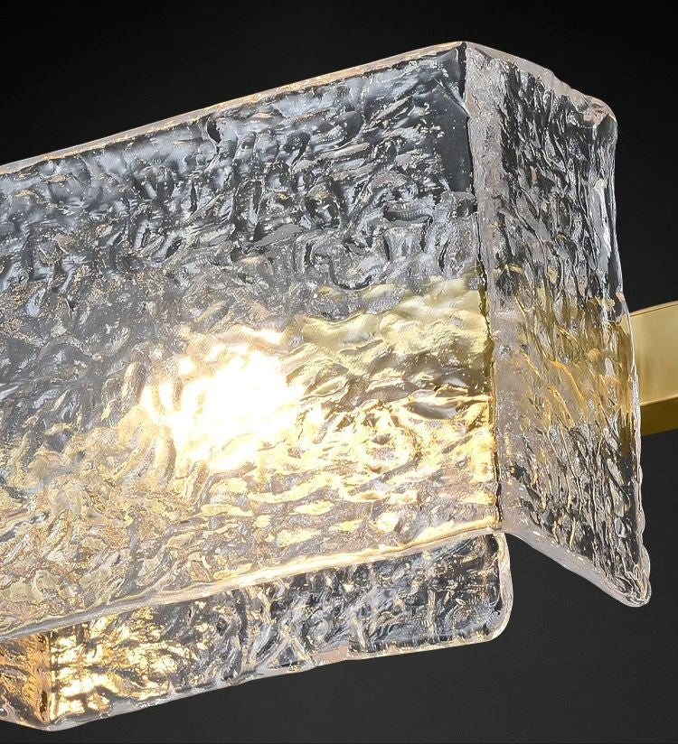 Abajur din sticla texturata tip valuri de apa cu lumina calda E14, detaliu aproape al lustrei aurii