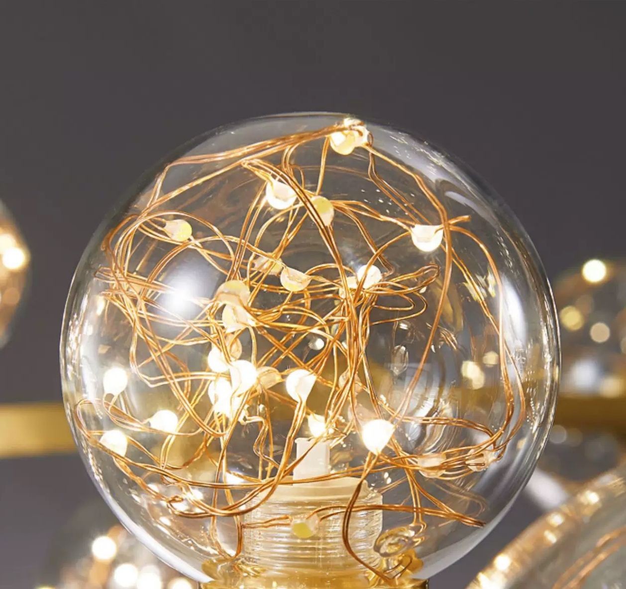 Sfera de sticla transparenta cu filamente de cupru si micro-LED-uri tip licurici, lumina calda 3000K, detaliu