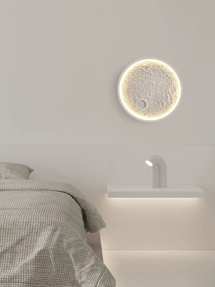 Aplica LED luna 16W pe perete in dormitor minimalist, iluminat ambiental cald
