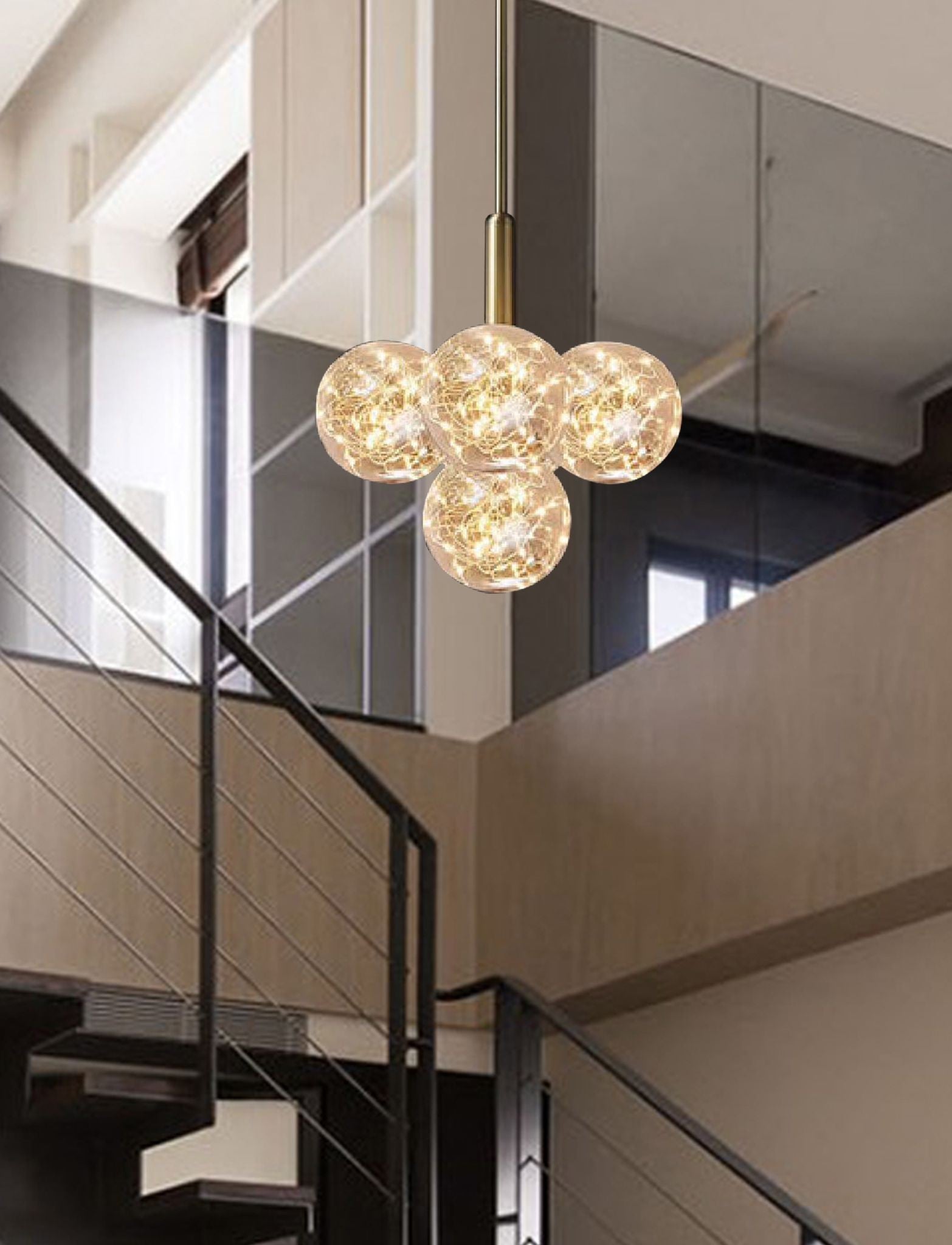 Lustra LED suspendata cu 4 globuri licurici, montaj pe casa scarii cu tavan inalt, atmosfera calda