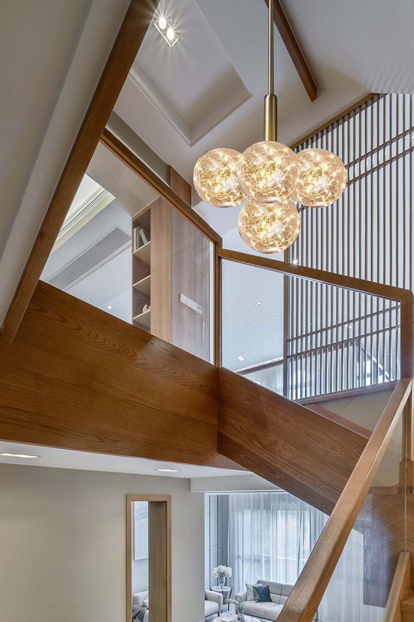 Lustra LED cu globuri de sticla si fir de cupru, instalata deasupra scarii interioare in duplex modern